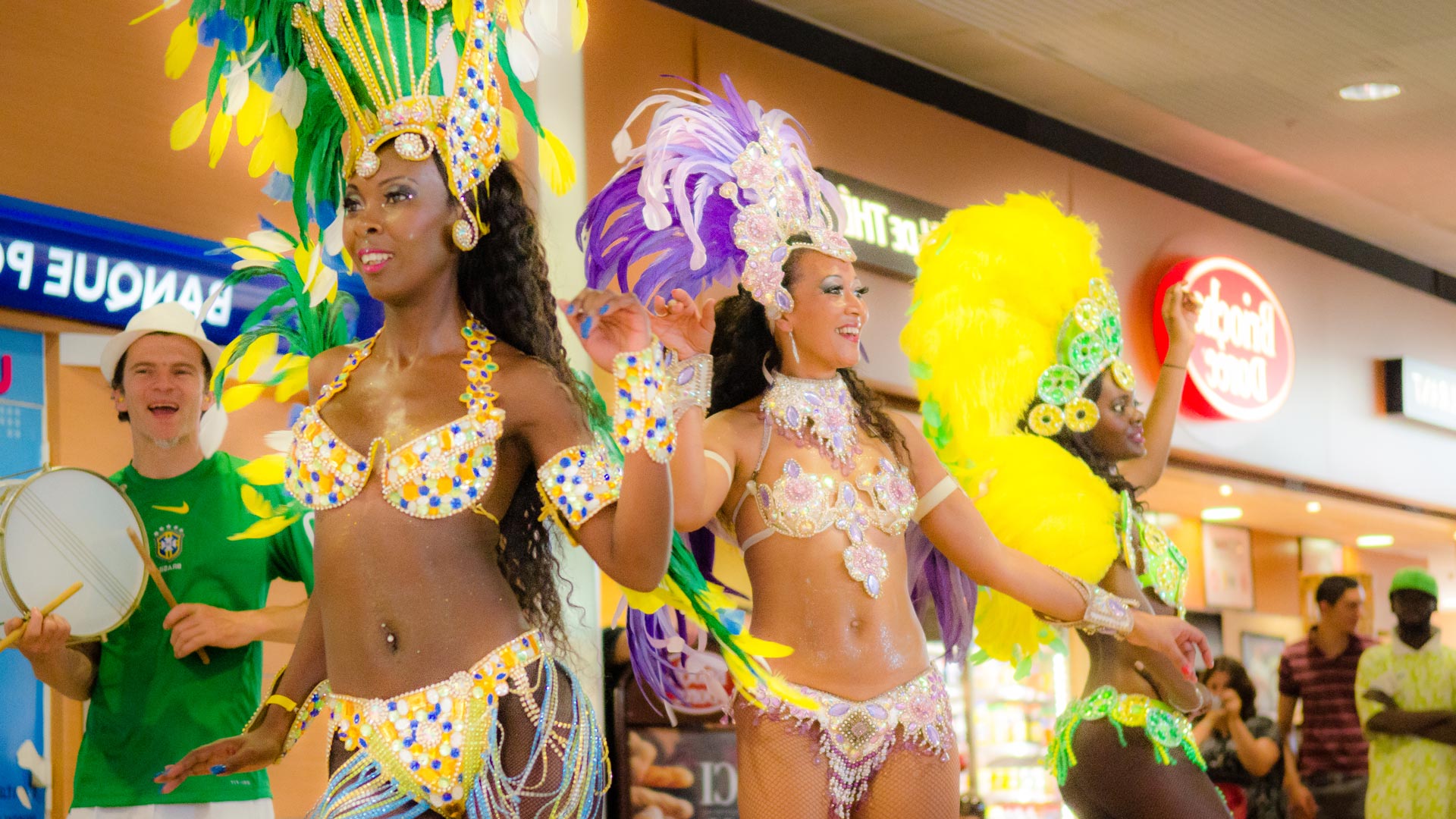 Spectacle de percussions brésiliennes et danseuses samba au carnaval