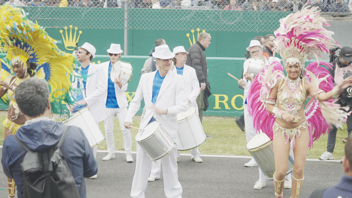 Groupe de percussions brésiliennes et danseuses samba en spectacle