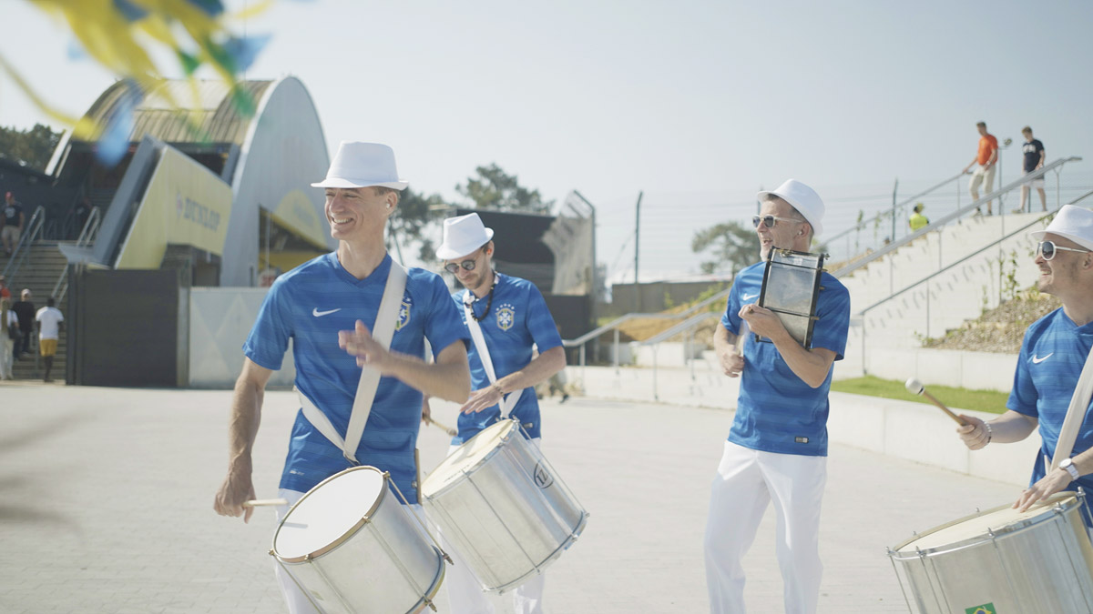 Quatre musiciens de batucada pendant une prestation de percussions brésiliennes