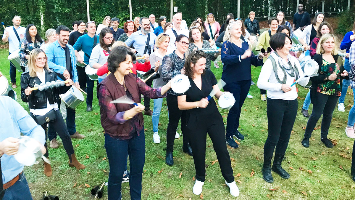 Team building batucada avec toute l'équipe de collaborateurs au domaine de Fompeyre, en Gironde